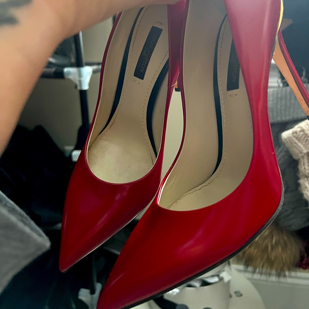 Pump red louis vuitton shoes
